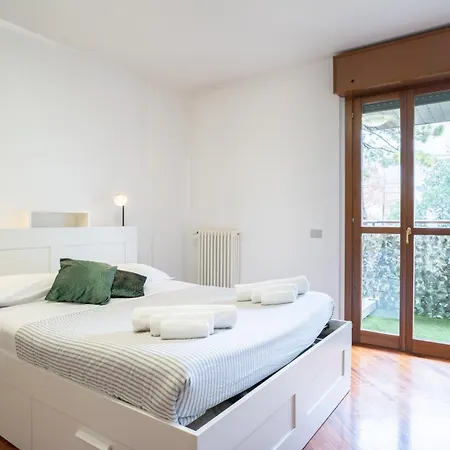 Spacious Bright Near Center And With Air Conditioning 아파트