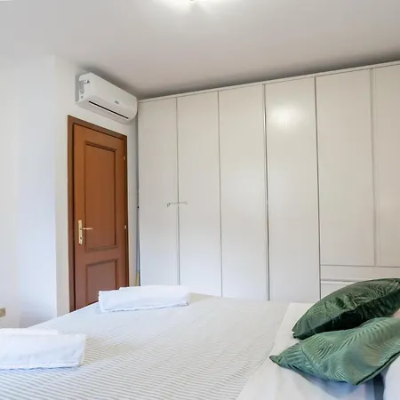 Spacious Bright Near Center And With Air Conditioning 아파트 *