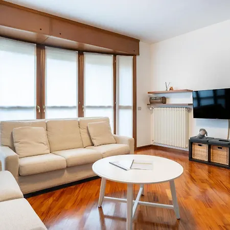 Spacious Bright Near Center And With Air Conditioning 아파트