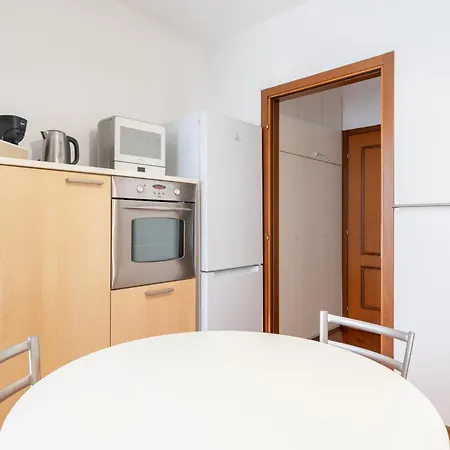 Spacious Bright Near Center And With Air Conditioning 아파트 *