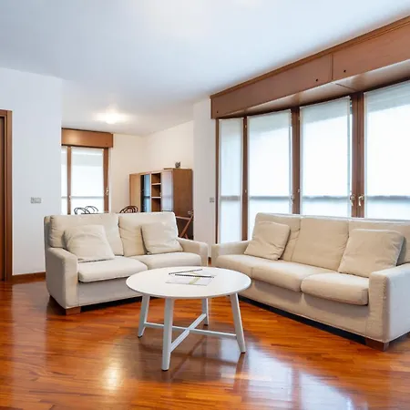 Spacious Bright Near Center And With Air Conditioning 아파트 레코